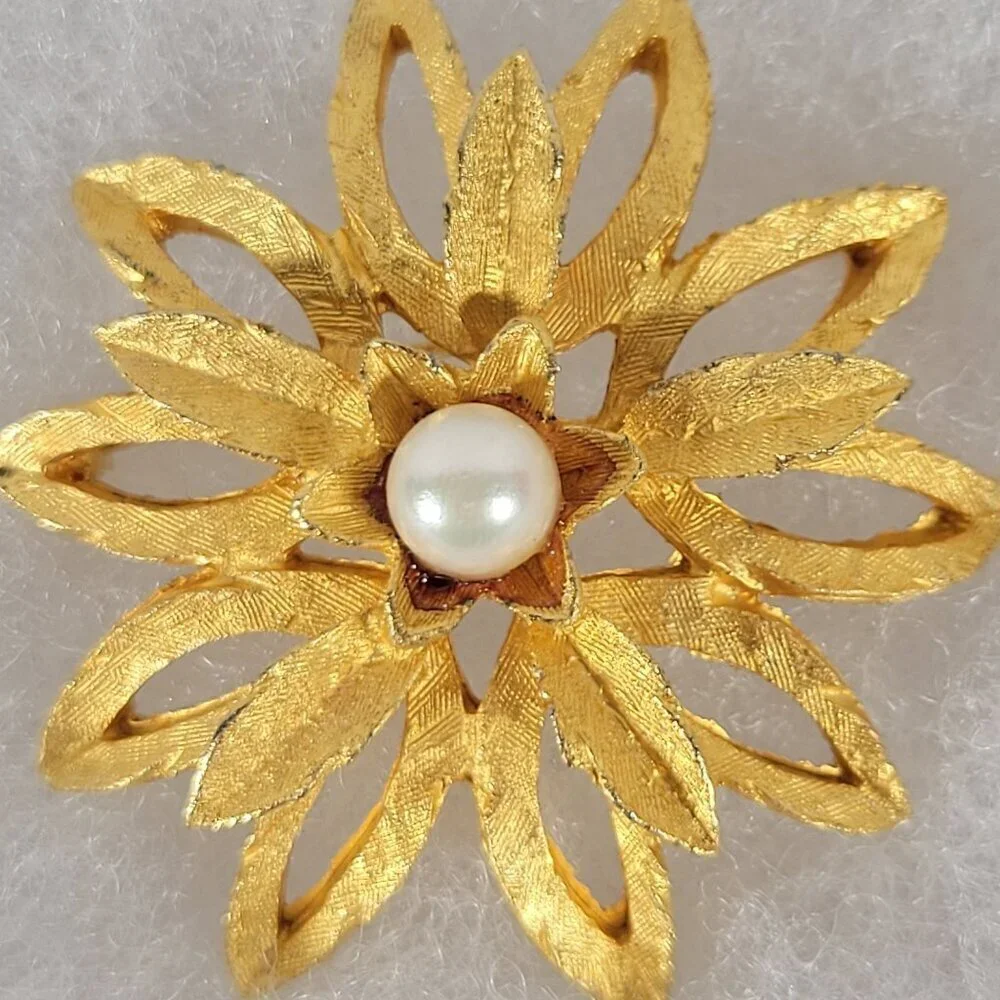 Vintage Classic Elegant Grannycore Mobwife Gold-Tone Faux Pearl Flower Brooch